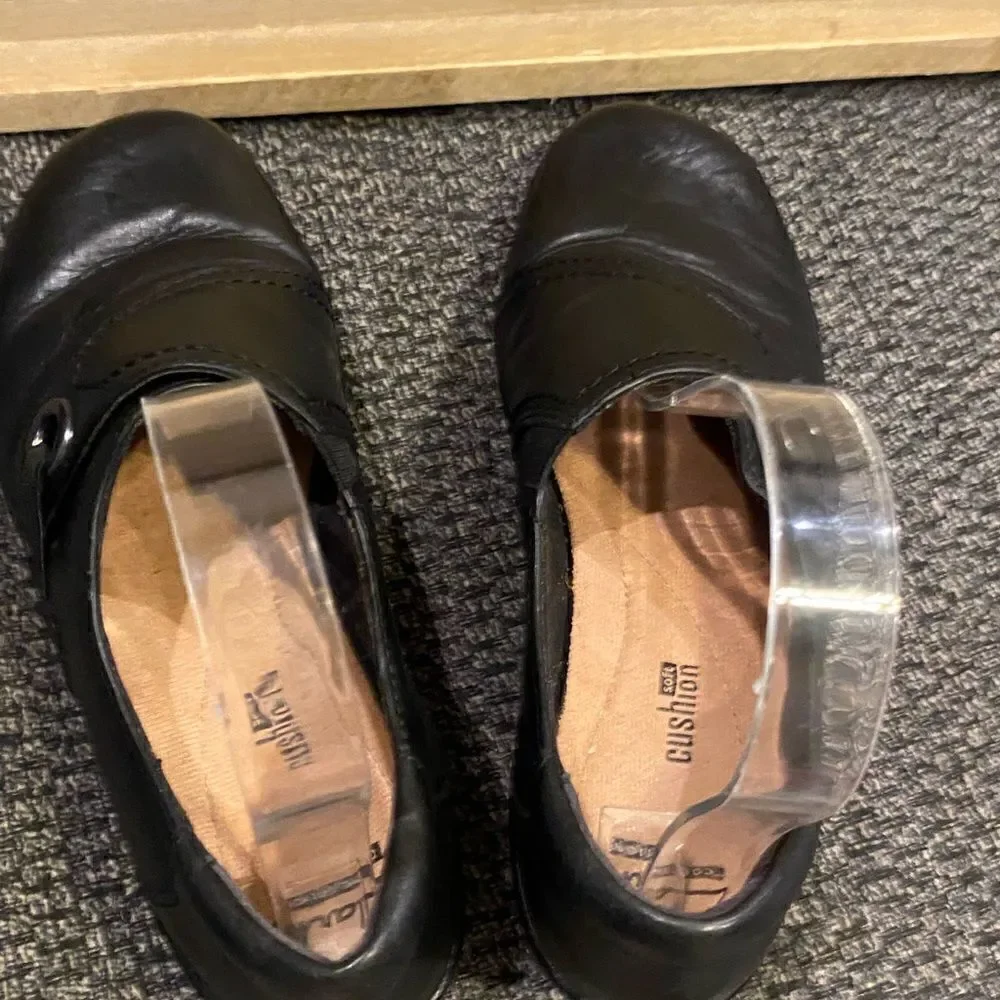 Clarks slip black